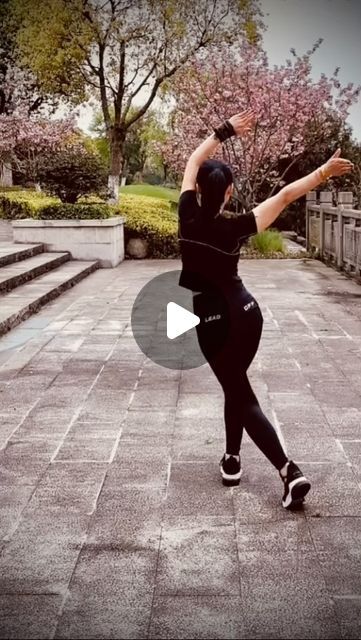 Baduanjin Taoist on Instagram: "100 times a day, keep slim and healthy." Kitchen Exercises, Health Exercise, Fitness Exercises, Chair Yoga, April 6, June 2024, Health Articles, Healthy Fitness, Beauty Wellness