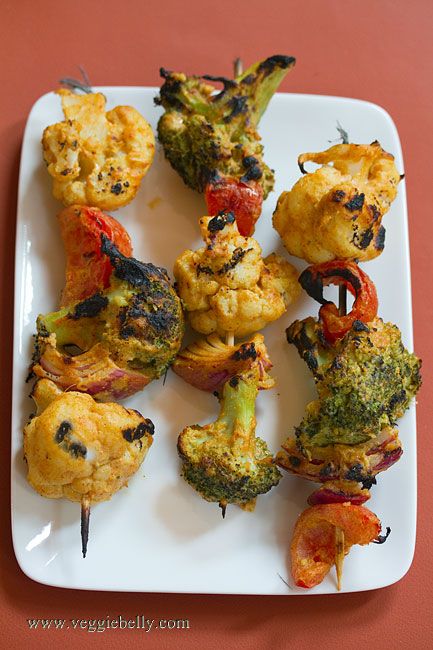 tandoori grilled vegetables - HIGHLY recommend! I didn't have garlic paste nor ginger paste so I just used minced garlic and powdered ginger. Really delicious and very flavorful!!! Cauliflower Tandoori, Tandoori Broccoli, Vegetarian Grilling Recipes, Vegetarian Grilling, Grilled Broccoli, Vegetable Kabobs, Broccoli And Cauliflower, Doner Kebab, Tandoori Masala