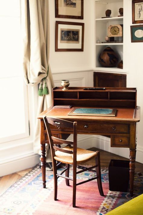 Writing Corner, Antique Writing Desk, Writing Desk Modern, Desk And Chair, Lake Decor, Desk In Living Room, Genius Ideas, Decor Entryway, Decoration Kitchen