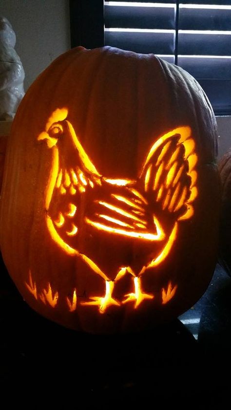 Halloween Chicken Pumpkin!  Template: https://www.facebook.com/CraftywithaSideofRanch/photos/a.207620046339591.1073741828.200776827023913/208969969537932/?type=3&theater Country Pumpkin Carving, Pumpkin Faces Ideas, Homesteading Chickens, October Pumpkins, Halloween Chicken, Chicken Halloween, Pumpkin Cravings, Carving Templates, Cute Pumpkin Carving