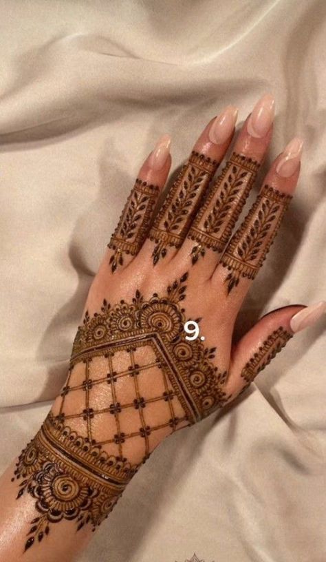 Mahendi Design Front Side, Asthetic Mehandi Design Front Hand, Arebin Mehandi Designs Simple Back Hand, Back Side Mehndi Design Simple, Asthetic Mehandi Design For Back Hand, Backside Mehendi Design Unique, Mehendi Designs Back Side, Mehndi Back Side, Backside Mehndi Design