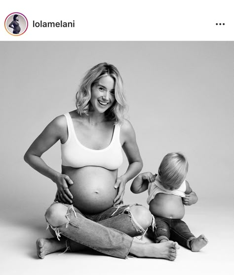 Lola Melani, Studio Maternity Shoot, Pregnancy Portraits, Photoshoot Boy, Family Maternity Pictures, Maternity Photography Family, Studio Maternity Photos, Cute Pregnancy Pictures, Maternity Photography Poses Couple