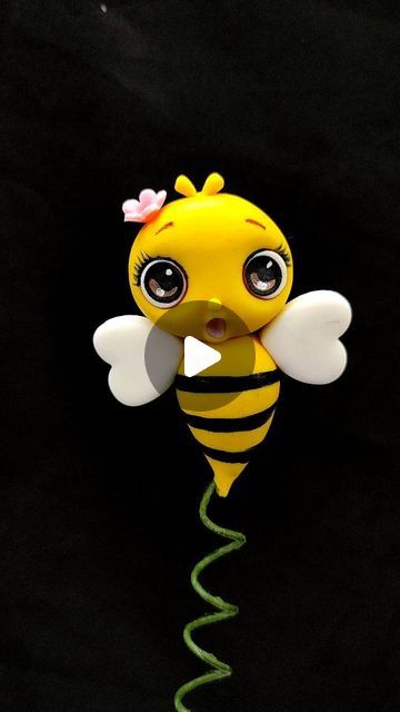 Bee Fondant, Fondant Doll, Fondant Animals Tutorial, Fondant Figurine, Paw Patrol Birthday Invitations, Humble Bee, Bee Cakes, Fondant Animals, Fondant Toppers