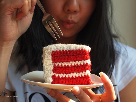 ice pandora: DIY: crochet red velvet cake Crochet Cake Slice, Cake Crochet, Amigurumi Food, Crochet Cake, Crochet Nursery, Valentines Crochet, Crochet Food, Cake Slice, Velvet Cake