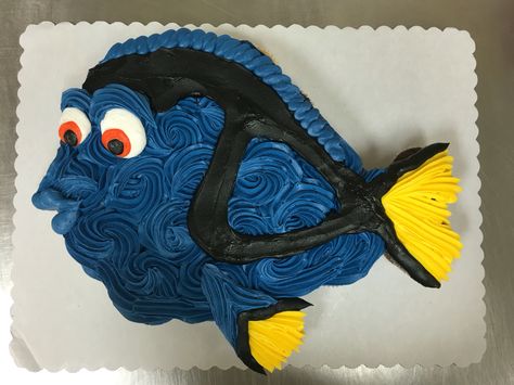 Blue tang fish cupcake cake made with 24 cupcakes and buttercream icing by Laurie Grissom Nemo Cupcake Cake, Fish Cupcake Cake, Dory Cupcakes, Finding Dory Cupcakes, Dory Cake, Dory Birthday Party, Finding Dory Party, Underwater Birthday, Nemo Cake