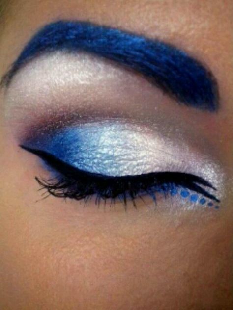 Smurf eyemakeup Make Up Sposa, Crazy Eye Makeup, Cat Eye Makeup, Crazy Eyes, Vibrant Eyes, Blue Makeup, Blue Eye Makeup, Makati, Eye Make