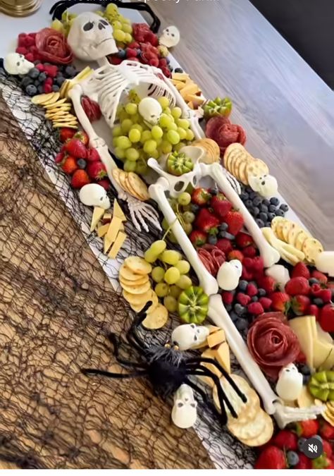 Halloween Skeleton Table Decor, Skeleton Charcuterie Board, Skeleton Charcuterie, Charcuterie Board Halloween, Diy Charcuterie Board, Halloween Charcuterie Board, Halloween Charcuterie, Halloween Buffet, Halloween Party Appetizers