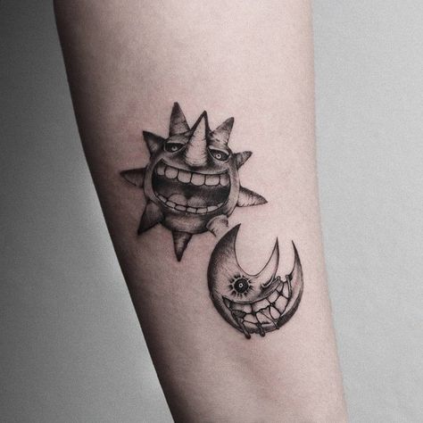 Soul Eater Moon Tattoo, Soul Eater Sun And Moon, Soul Eater Sun, Soul Eater Moon, Emo Tattoos, Sun And Moon Tattoo, Tattoos Infinity, Matching Sister Tattoos, One Piece Tattoos