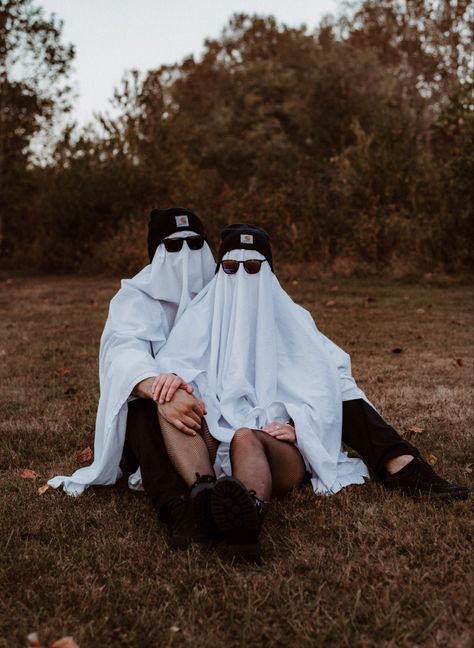 Spooky photoshoot idea perfect for couples or friends! | Bridgette Lewis Photography | Ghost photoshoot ideas • Creative halloween photoshoot • beer photoshoot Ghost Couple Pictures, Ghost Photoshoot Ideas Couple, Couple Scream Photoshoot, Couples Ghost Photoshoot, Ghost Photoshoot Couple, Couple Ghost Photoshoot, Ghost Couple Photoshoot, Couples Halloween Photoshoot, Ghost Photoshoot Ideas