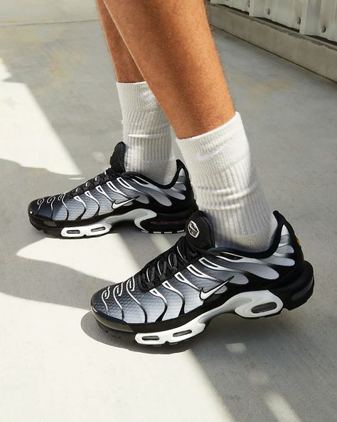 Jordan Shoes Style, Nike Tn Shoes, Nike Air Max Mens, Nike Shoes (men), Nike Max, Black Nike Shoes, Kicks Shoes, Streetwear Shoes, Diy Vetement