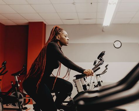 Spin Class Benefits, Spin Class Workout, Spinning Indoor Cycling, Cycling Body, Build Core Strength, Cycling Benefits, Core Strength Exercises, Spin Instructor, 12 Minute Workout