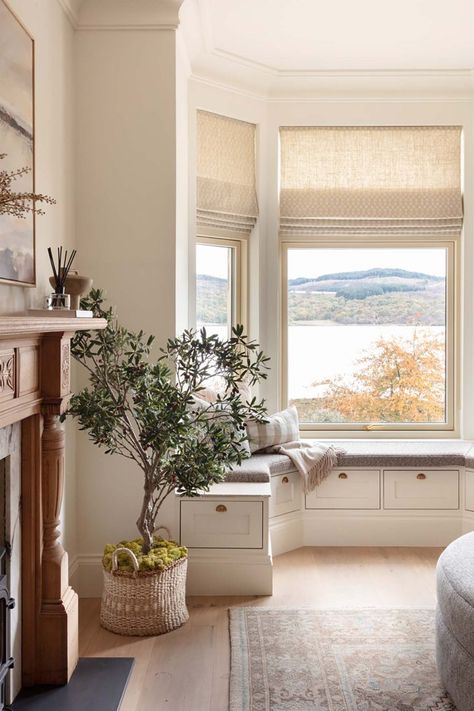 This Scottish coastal home designed by Louise Bramhill is cosy, luxe and understated | Homes & Interiors Scotland Country Coastal Decor, Cottages Interiors, Scottish Interiors, Scottish Cottages, Scottish House, Scottish Homes, Cottage Interior, House Inside, Luxe Interiors