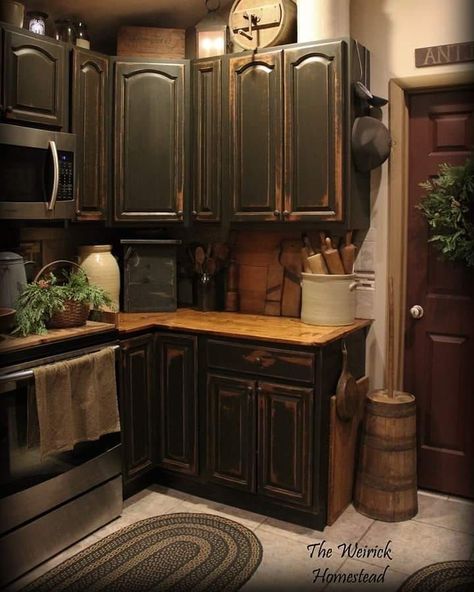 Primitive Kitchen Cabinets, Primitive Home Decorating, Prim Kitchen, Colonial Kitchens, Kitchen Rehab, Primitive Kitchens, Primitive Cottage, Primitive Bedroom, Primitive Living