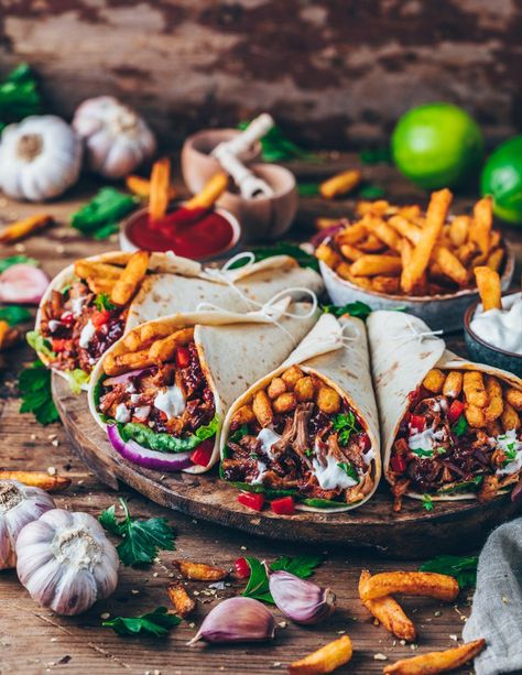 Cashew Mayonnaise, Vegan Gyros, Gyro Wrap, Homemade Barbecue Sauce Recipe, Jackfruit Pulled Pork, Pulled Jackfruit, Jackfruit Sandwich, Vegan Meat Substitutes, Jackfruit Tacos