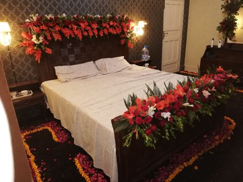 Bed Decorations For Wedding Night, 1st Night Bedroom Decoration, Pakistani Room Decor Bedroom, Bed Flower Decoration Wedding, Wedding Room Decorations Ideas Bedrooms, Bad Room Decoration, Bilik Pengantin, Wedding Night Room, Bridal Room Decor