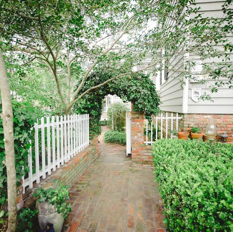 New Bern, NC has many beautiful gardens. #visitnewbern #newbern #newbernnc New Bern North Carolina, New Bern, Down Town, Where I Want To Be, Bern, Beautiful Gardens, North Carolina, Saying Goodbye, Pins