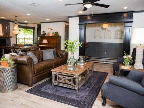 Suburban '70s House Turned Into a Romantic Retreat 3 Fixer Upper Homes, Fixer Upper Living Room, Brown Couch Living Room, 70s House, Rustic Retreat, Chip And Joanna Gaines, Brown Living Room, Farmhouse Decor Living Room, Joanna Gaines