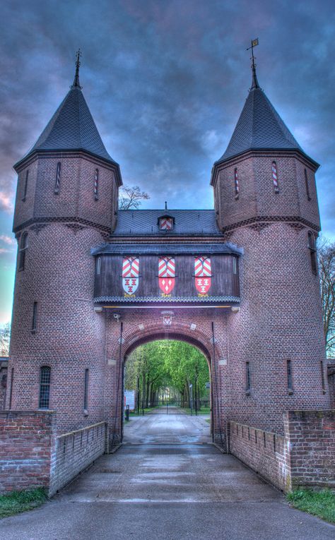 Castle Front View, Bloxburg Castle, Castle Entrance, Castle Architecture, Fantasy Buildings, Family Compound, Castle Gate, Perspective Art, Driveway Gate