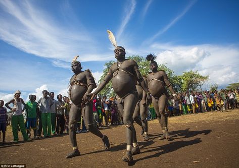 Ethiopian Bodi tribe where big is beautiful and men compete to be the fattest Ethiopian Tribes, Weight Pictures, Tribes Man, Mursi Tribe, Eric Lafforgue, Cow Milk, Cow Pictures, Fat Man, Drink Milk