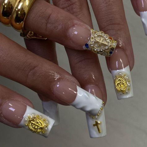 Gold Charms Nails, Catholic Nails Designs, Gemmed Nails, Religious Nails, Virgin Mary Nails, Catholic Nails, Hispanic Nails, Rosary Nails, Mexico Nails