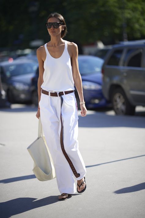 Jeans And Sandals Outfit Casual, Jeans And Sandals Outfit, White Jeans Summer, Sandals Outfit Casual, Jeans And Sandals, Style White Jeans, Minimalist Wardrobe Essentials, Look Jean, White Jeans Outfit