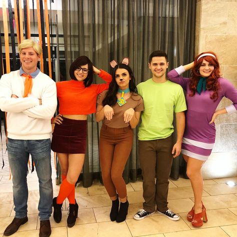 Family Halloween Scooby Doo, Great Group Costumes, Group Costume Ideas Scooby Doo, Halloween Costumes Couples Scooby Doo, Halloween Costume Ideas Scooby Doo, Scooby Doo Costumes Scooby, Scooby Squad Costume, Scooby And Scrappy Doo Costumes, 4 Character Halloween Costumes