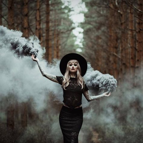 Pumpkin Queen Photoshoot, Villian Era Photoshoot, Pagan Marriage, Generational Photoshoot, Coven Photoshoot, Witchy Photography, Witchy Shoot, Halloween Shot Ideas, Moody Photoshoot