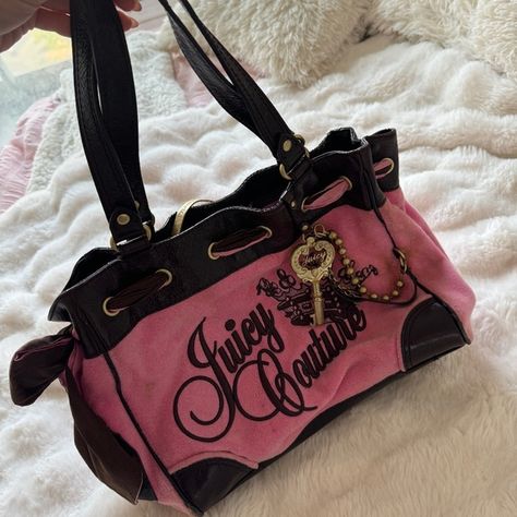 Vintage PINK Juicy Couture Daydreamer Bag Authentic Rare Bag Y2K Juicy Couture Bowler Bag, Juicy Couture Bags Vintage, Vintage Juicy Couture Bags, Juicy Couture Daydreamer Bag, Juicy Couture Daydreamer, Y2k Theme, Mcbling Fashion, Pretty Purses, Pink Juicy Couture