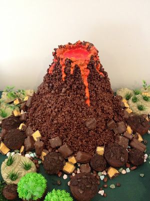 Chocolate Crackle Volcano Cake, use the giant twizlers out of the top for shooting lava! Iguana Cake, Lava Tutorial, Erupting Volcano Cake, Volcano Cupcakes, Easy Volcano, Chocolate Volcano Cake, Cupcakes Summer, Volcano Cake, Giant Cupcake Cakes