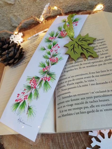 This winter-colored bookmark will brighten up your readings with class. Made in watercolor. Professionally printed on thick card. Ideal as a small personalized gift to accompany a book.. For Christmas! Dimensions approximately 20x7cm. Handcrafted. Two versions With wooden green leaf charm, laminated OR simply cardboard without charm. POSSIBILITY of adding first name in Indian ink on request. at no extra charge. And to be totally cozy, here is the link to a mug to consume without moderation https Mini Bookmarks, Winter Watercolor Bookmarks, Xmas Bookmarks, Bookmarks Christmas, Diy Christmas Bookmarks, Bookmark Christmas, Christmas Watercolor Bookmarks, Bookmarks Watercolor, Christmas Bookmark