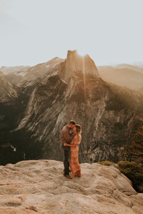 Glacier Point Sunrise Engagement Session at Yosemite National Park | Adventurous Engagement Session | Carrie Rogers Photography | #couples #engaged #relationshipgoals Yosemite Wedding Venues, Yosemite Elopement, Mountain Engagement Session, Yosemite Wedding, Santa Monica Beach, California Wedding Photography, Forest Mountain, Mountain Engagement, California National Parks