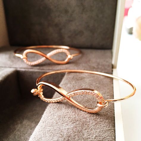 Gold Infinity Jewelry, Bracelet Ideas Gold, Gold Infinity Bracelet, Bangle Bracelet Gold, Gold Bangles For Women, Diamond Bracelet Design, Gold Bangle Set, Diamond Choker Necklace, Modern Gold Jewelry