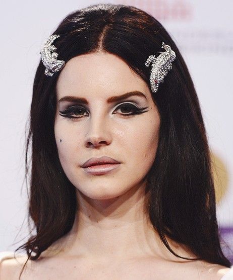 Lana del rey hair: middle part hair clips (bobby pins or big ones) volume loose curls, purple lipstick, dark purple lipliner Lana Del Rey Hair, Lana Del Rey Outfits, Lana Del Rey Concert, Concert Hairstyles, Mother Dearest, Lana Rey, Lizzy Grant, New Template, Elizabeth Grant