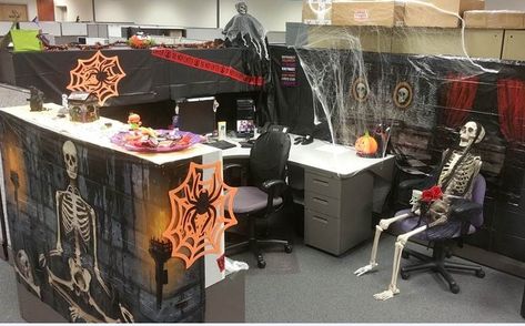 Halloween At Work, Work Office Decor Ideas, Halloween Cubicle, Halloween Decorations Party, Office Halloween Decorations, Office Halloween, Cubicle Decor Office, Halloween Office, Work Office Decor