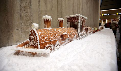 A Norwegian train station is home to the world’s longest gingerbread train. Ginger Bread Train Ideas, Christmas Train Station, Diy Gingerbread Train Ideas, Gingerbread Train Diy, Gingerbread Train Station, Train Gingerbread, Gingerbread Train, Gingerbread Dough, In Five Years