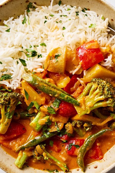 25 Easy Curry Recipes From All Around The World Recipes For 100 People, Easy Curry Recipes, Vegetable Curry Recipe, Vegetable Curry Recipes, Jamaican Curry Chicken, Curry Recipes Easy, Jamaican Curry, Panang Curry, Best Curry