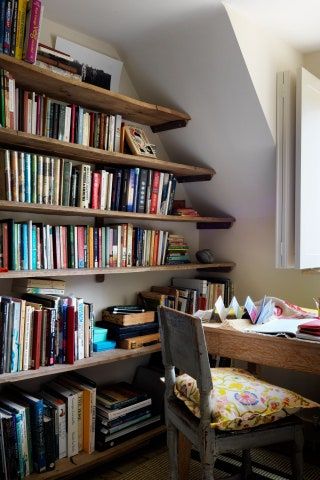 Bookshelf Ideas Living Room, Cottage Home Interior, Cotswold Cottage, Cotswolds Cottage, Inside A House, Scandinavian Chairs, Cottage House Plans, Wall Mounted Shelves, Home Library