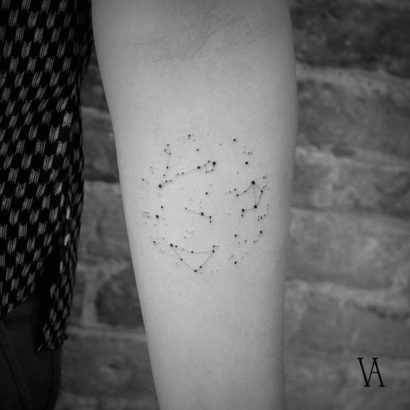 The sky’s the limit with these 31 dainty minimalist constellation tattoos — even your mum would love them! Capricorn Constellation Tattoo, Cosmos Tattoo, Space Tattoos, Inner Forearm Tattoo, Constellation Tattoo, Space Tattoo, Constellation Tattoos, Top Tattoos, Subtle Tattoos