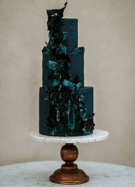 These are the best wedding cakes for 2021 weddings! From simple to ornate and unique designs to modern cakes – there's a wedding cake idea for everyone to love. Cake Florals, Moody Sky, Sky Wedding, Boho Wedding Cake, Boho Cake, Black Wedding Cakes, Modern Cakes, Pink Wedding Cake, Written In The Stars