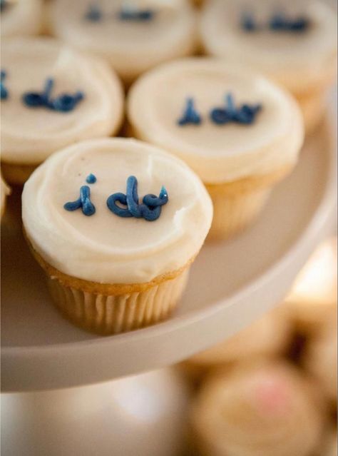 Blue And White Cupcakes, Cowgirl Cupcakes, Wedding Shower Food, Bridal Shower Cupcakes, Simple Bridal Shower, Fun Bridal Shower Games, White Cupcakes, Winter Wedding Cake, Bridal Shower Cakes