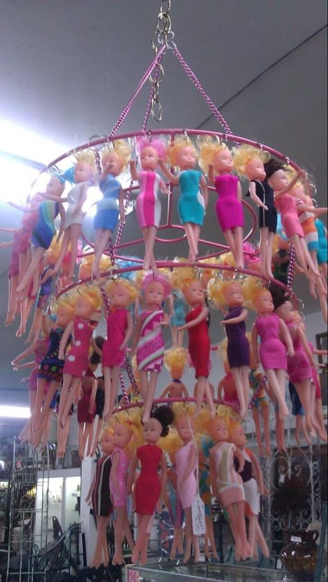 Diy Barbie Chandelier, Doll Head Chandelier, Barbie Chandelier, Ideas For Crafts, Diy Mobile, Diy Chandelier, Trashy Y2k, Napoleon Hill, Do It Yourself Projects