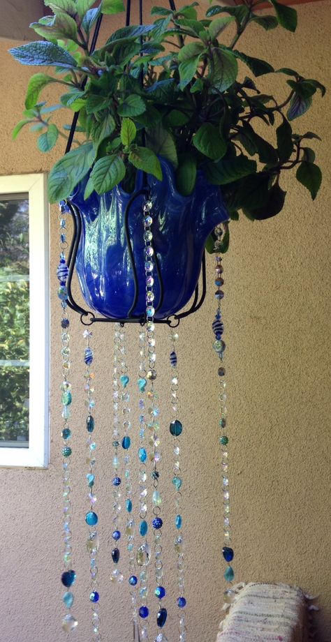 Boho Beads Decor, Group Diy Projects, Decorating With Beads, Diy Beaded Plant Hanger, Plant Charms Diy, Beads On Plants, Bead Hanging Decor, Beaded Hanging Decor, Beaded Plant Hangers Diy