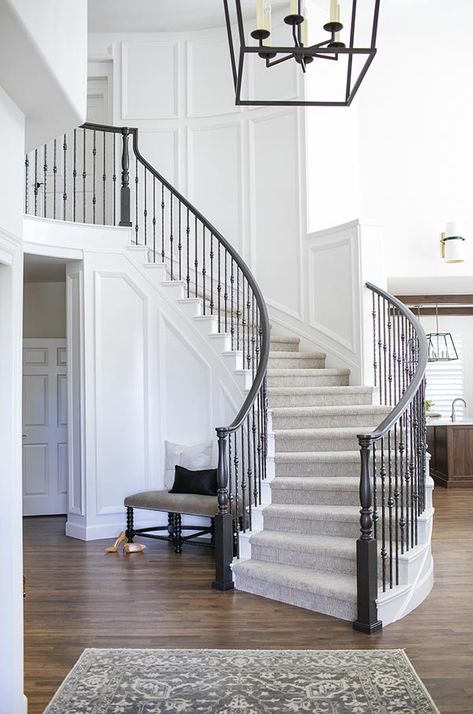 Dark railing stairway idea #staircase #stairway #stairs #staircaseideas #decorhomeideas Curved Staircase Foyer, Oak Railing, Black Handrail, Stair Layout, Staircase Pictures, Comfy Room, Staircase Wall Decor, Foyer Staircase, Flooring For Stairs