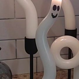 463 likes, 169 comments - seasonally_sarah on September 20, 2023: "DIY ghost taper candles! Soak candles in warm (not boiling) water for 10 minutes then very gently..." Ghost Candles Diy, Diy Ghost, Ghost Candles, Ghost Diy, Tall Candle, Halloween Candles, Instagram Diy, Spooky Decor, Boiling Water