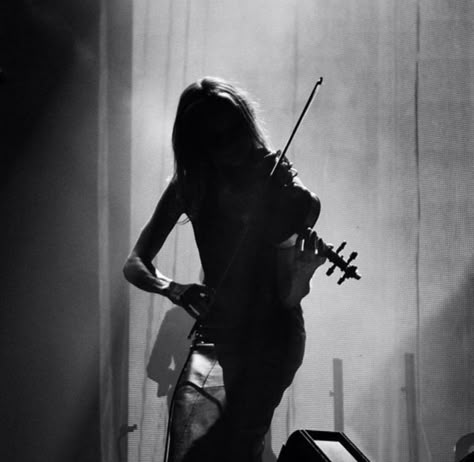 Vanya Hargreeves Aesthetic, Violinist Aesthetic, Aesthetic Violin Pictures, Violin Player Aesthetic, Female Violinist Aesthetic, Dark Violin Aesthetic, Violinist Photography, Violin Photography, Girl Playing Violin Aesthetic