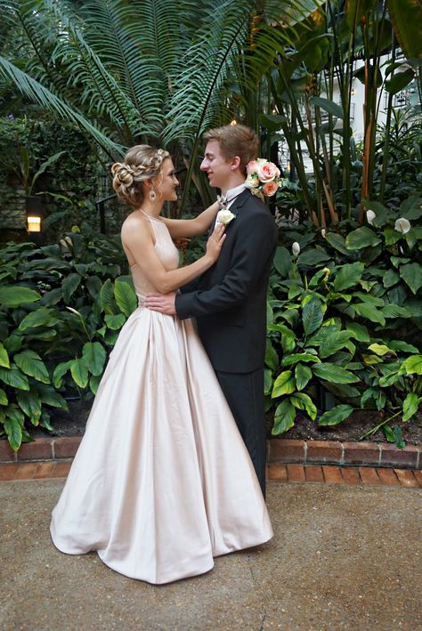 Ball Pictures Couples, Ball Gown Couple Pictures, Ball Dance Couple, How To Pose With Boyfriend Formal, Formal Pics With Boyfriend, Couple Prom Pictures, Couple Prom, Prom Pictures Group, Prom Pictures Couples