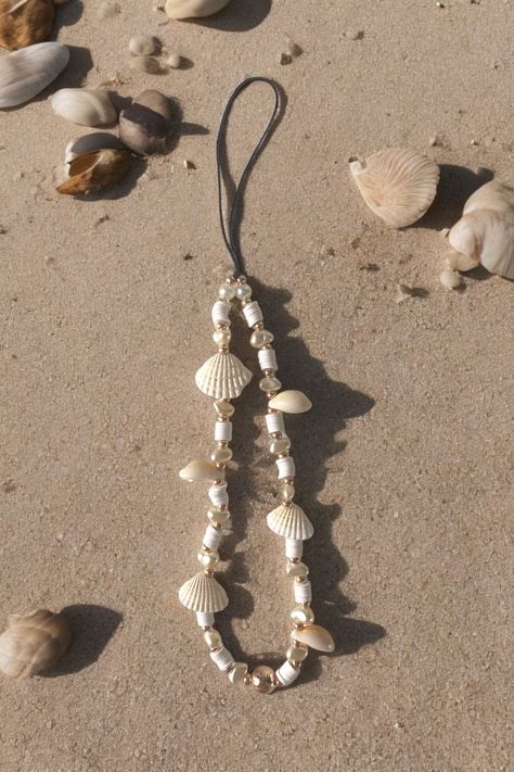 Trendy summer phone charm. includes Rose Gold beads.. real shells & pretty water pearls. Absolutely perfect for your summer holiday. Please contact me for any personalised requests 🏖️ Phone Charms Beach Vibes, Seashell Phone Charm, Shell Phone Charm, Beach Phone Charms, Summer Phone Charm, Phone Charms Diy, Aesthetic Phone Charms, Seashell Jewellery, Phone Charms Aesthetic