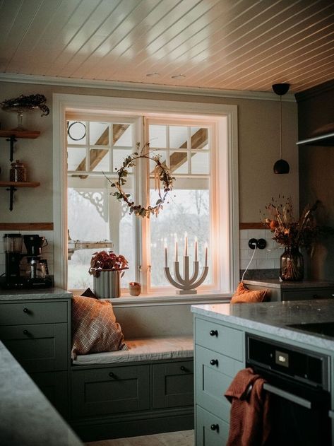 Vintage Country House, Sweden Christmas, Scandinavian Cottage, Sweden House, Victorian Townhouse, Casa Country, Christmas Room, Design Del Prodotto, Kitchen Window