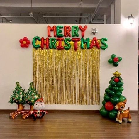 Christmas Diy Photo Booth, Christmas Party Decorations Ideas Diy, Christmas Party Backdrop Diy, Christmas Backdrop Ideas Diy, Decorate Garage For Christmas Party, Christmas Adult Party Ideas, Hosting Friendsmas, Christmas Decor Ideas Restaurant, Christmas Picture Backdrop Ideas