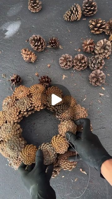 Pinecone Decorations Diy, Homely Decor, Julkransar Diy, Wreath With Pinecones, Pine Cone Christmas Decorations, Natural Christmas Wreaths, Cones Diy, Pinecone Crafts Christmas, Painted Pinecones